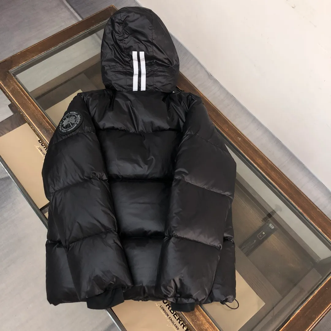 P880 Canada Goose/Canada Goose 2023 limited new Crofton bread down jacket for men and women] Exclusive design concept on the entire network: Canadian brand Canada Goose has always been recognized as the warmest down jacket, and various IS celebrities, Internet celebrities, and celebrities often wear it for street photos. I make Canada Goose every year, but I still can’t get rid of my love for the big geese. No matter how cold the days are, there is no need to be afraid, because there are big geese! Filled with 90% white duck down, Canada Goose is the legendary warmest down jacket and is known as a must-have for Arctic outdoor sports! The most popular down jacket in the world, celebrities are rushing to buy it, it is a must-have! Fabric + Features: ✅ Made of Japanese thermal fabric, with good thermal insulation performance, waterproof and windproof. Wear a hat when going out in the rainy season to keep warm and keep out the rain. ✅ It is filled with 90% international white duck down. The filling amount is much more than any other clothes on the market. Only in this way can it be full and the touch will be very soft. ✅ The original custom-made fabric is made of recycled Feather-Light tear-resistant fabric, which is ultra-light and has no weight-bearing feeling on the upper body and ensures the feel and bulkiness. The interior is made of nylon ylon double-layer sealing design, which will not cause any velvet leakage. The cold-proof effect is as high as level 4. ✅ The zipper is customized from Yoshida YKK factory, with clear engraving and perfect smooth texture. ✅Stand-collar hooded drawstring design achieves double warmth retention effect. ✅The inner ➕ has a waistband design and the waistband has logo embroidery to fit the body better and provide double windproof effect. ✅All accessories are 1:1 original factory. ✅ Imported Behringer embroidery machine to customize the 10,000-needle embroidery logo, 100% restored to the original product. ✅ Collar label, washed label, hang tag, zipper cord, pocket label, back label, collar velvet, Velcro fasteners, all details of the cuffs are authentic, and the hang tags and anti-counterfeiting labels are complete ✅ The cuffs are made of thickened seamless threads, which are warm and comfortable. Craftsmanship: Crofton loaf, the latest style in 2023, with cold protection effect up to level 4, made of recycled Feather-Light tear-resistant fabric, ultra-light, and no weight-bearing feeling on the upper body! The unique black label highlights your temperament‼ ️Color: black silver gray Size: S～XXL